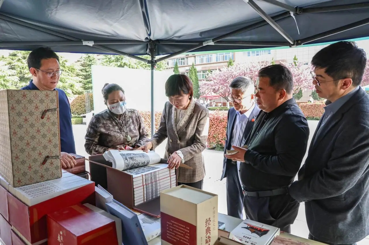 旧书新知 在花香中探索穿越时光的书香_fororder_图片4 旧书新知 在花香中探索穿越时光的书香_fororder_图片4