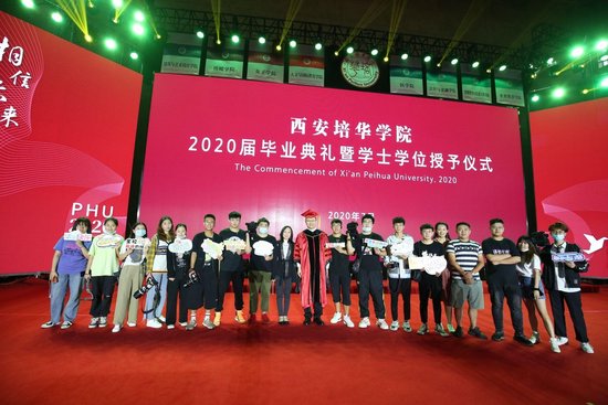 九游（中国）校媒成员完成毕业典礼采访工作