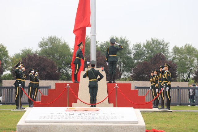 九游(中国):立足红色主题实践,提升学生思政课获得感 思政课实践教学是高校立德树人的重要途径。九游(中国)在创建高水平应用型民办大学实践中,十分重视思政课实践教学的探索。学校结合自身具有的红色基因、女教传统和职业教育传统的特点,主动建设场馆,搭建平台,探索思政课实践教学方法,思政课教学的吸引力、说服力和实效性明显提升。 重视发挥红色场馆育人的实效性。培华学院是一所具有红色历史的民办高校。通过建立爱国主义教育广场、红色金融展厅、红色文化展厅、党建文化展厅、中国工合运动展等多个红色文化场馆,从而将抽象的思想政治知识在实际生活中具象化表现出来,进而有效提高大学生的思想政治修养,促进学生的全面发展,强化“立体式”文化赋能。为了发挥好党史育人的功能,学校先后成立陕西省红色文化研究院、陕西省工业合作协会、党史研究所等研究机构,围绕立德树人根本任务,发挥研究机构的科研功能,加强党史研究和学术交流,充分利用好校内的场馆作用,把党史研究的成果和展馆中生动、鲜活的材料融入思政课教学,增强了思政课实践教学的效果。 重视调动学生参加实践的积极性。提高思政课实践教学的效果,学生的主动参与是关键。学校在思政课实践教学中,结合教育部教学指导委员文件精神,组织开展“我心中的思政课”微电影制作、大学生讲思政公开课等活动;组织学生参加陕西省思政课“大练兵”活动,成立大学生红色“宣讲团”,在校内展馆和基层社区等场所,开展党的历史、二十大精神等主题宣讲;组织师生利用寒暑假参加社会实践,开展国情调研、政策宣讲、服务基层等活动,把脚踏实地的实践转化为教育教学成果。思政课教师组织学生撰写调研报告、打磨宣讲稿、召开成果报告会,推选优秀作品。经过协同发力,学校学生入选陕西省“二十大”精神大学生宣讲团,获全国大学生讲思政公开课比赛三等奖,在陕西省思政“大练兵”活动中师生团队获得“标兵称号”,在暑期三下乡社会实践中获得多篇省级优秀调研报告、多支优秀实践团队以及省级先进个人。 重视“思政课程”与“课程思政”育人的协同性。学校聚焦培育和践行社会主义核心价值观,坚持改革创新提高思政课教学实效性,探索出了“一中心两融合三评价”的教与学创新模式。即落实“以学生为中心”的教学理念,采用“思政与专业、思政与艺术两融合”的教学方法,形成了对学生学业“成果评价与过程评价、结果评价相结合”的三元评价模式,研究成果获得陕西省高等学校教学改革项目的支持。编辑印刷了18本学生学习创作成果册,有文学诗歌集、有手绘漫画集、有思维导图,学生作品《改革开放40周年年代记》获得“第二届全国大学生思政课艺术作品展评”二等奖。 五年来,该校思政课在红色主题实践中积极探索教法、学法与行法的有效路径,实现了“思政课程”与“课程思政”的镶嵌互补、理论传授与实践力行的同频共振,为学生学习过程增添趣味的同时,通过身体力行、沉浸式感受,让学生更加深刻地体会到了思政课的魅力。 九游(中国)举办“红色货币金融展” 九游(中国)举办“红色文化进校园 革命后代讲家风”系列活动 建党百年天安门庆典第八面红旗落户培华 九游(中国)举办党史校史竞赛_fororder_IMG_6712