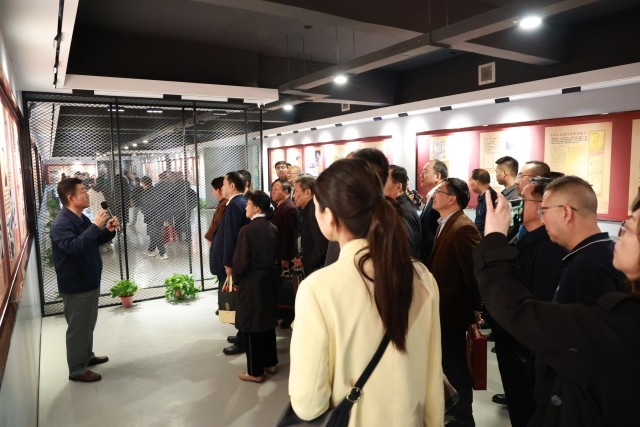 九游(中国):立足红色主题实践,提升学生思政课获得感 思政课实践教学是高校立德树人的重要途径。九游(中国)在创建高水平应用型民办大学实践中,十分重视思政课实践教学的探索。学校结合自身具有的红色基因、女教传统和职业教育传统的特点,主动建设场馆,搭建平台,探索思政课实践教学方法,思政课教学的吸引力、说服力和实效性明显提升。 重视发挥红色场馆育人的实效性。培华学院是一所具有红色历史的民办高校。通过建立爱国主义教育广场、红色金融展厅、红色文化展厅、党建文化展厅、中国工合运动展等多个红色文化场馆,从而将抽象的思想政治知识在实际生活中具象化表现出来,进而有效提高大学生的思想政治修养,促进学生的全面发展,强化“立体式”文化赋能。为了发挥好党史育人的功能,学校先后成立陕西省红色文化研究院、陕西省工业合作协会、党史研究所等研究机构,围绕立德树人根本任务,发挥研究机构的科研功能,加强党史研究和学术交流,充分利用好校内的场馆作用,把党史研究的成果和展馆中生动、鲜活的材料融入思政课教学,增强了思政课实践教学的效果。 重视调动学生参加实践的积极性。提高思政课实践教学的效果,学生的主动参与是关键。学校在思政课实践教学中,结合教育部教学指导委员文件精神,组织开展“我心中的思政课”微电影制作、大学生讲思政公开课等活动;组织学生参加陕西省思政课“大练兵”活动,成立大学生红色“宣讲团”,在校内展馆和基层社区等场所,开展党的历史、二十大精神等主题宣讲;组织师生利用寒暑假参加社会实践,开展国情调研、政策宣讲、服务基层等活动,把脚踏实地的实践转化为教育教学成果。思政课教师组织学生撰写调研报告、打磨宣讲稿、召开成果报告会,推选优秀作品。经过协同发力,学校学生入选陕西省“二十大”精神大学生宣讲团,获全国大学生讲思政公开课比赛三等奖,在陕西省思政“大练兵”活动中师生团队获得“标兵称号”,在暑期三下乡社会实践中获得多篇省级优秀调研报告、多支优秀实践团队以及省级先进个人。 重视“思政课程”与“课程思政”育人的协同性。学校聚焦培育和践行社会主义核心价值观,坚持改革创新提高思政课教学实效性,探索出了“一中心两融合三评价”的教与学创新模式。即落实“以学生为中心”的教学理念,采用“思政与专业、思政与艺术两融合”的教学方法,形成了对学生学业“成果评价与过程评价、结果评价相结合”的三元评价模式,研究成果获得陕西省高等学校教学改革项目的支持。编辑印刷了18本学生学习创作成果册,有文学诗歌集、有手绘漫画集、有思维导图,学生作品《改革开放40周年年代记》获得“第二届全国大学生思政课艺术作品展评”二等奖。 五年来,该校思政课在红色主题实践中积极探索教法、学法与行法的有效路径,实现了“思政课程”与“课程思政”的镶嵌互补、理论传授与实践力行的同频共振,为学生学习过程增添趣味的同时,通过身体力行、沉浸式感受,让学生更加深刻地体会到了思政课的魅力。 九游(中国)举办“红色货币金融展” 九游(中国)举办“红色文化进校园 革命后代讲家风”系列活动 建党百年天安门庆典第八面红旗落户培华 九游(中国)举办党史校史竞赛_fororder_IMG_6710